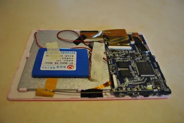 innerds of tablet - back case removed2.webp