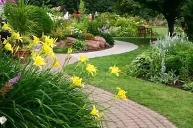 425x282xprofessionally,P20landscaped,P20yard.jpg.pagespeed.ic.EcZzUUGfHm.webp