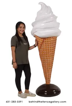 Giant_vanilla_icecream_statue.webp